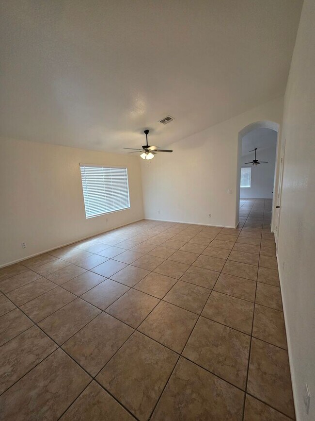 Building Photo - Single Story Large 4 bedroom- Maricopa