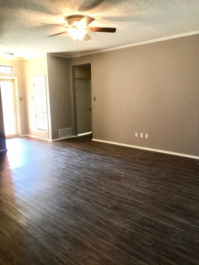 Building Photo - Fantastic 3/2/2 located in South Lubbock! Preleasing for JULY 1st!!