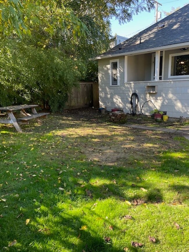 Building Photo - Charming 20's home