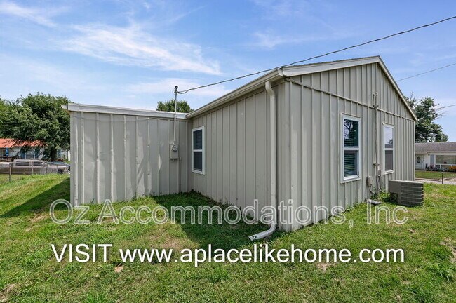 Building Photo - 3310 Iroquois Ln