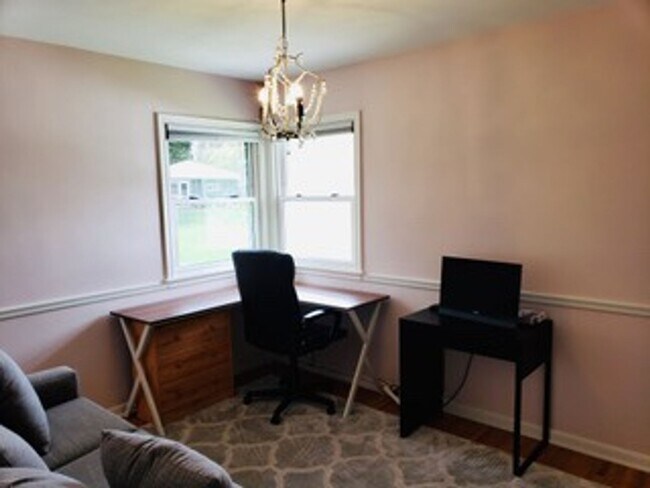 Building Photo - Stunning 4 bedroom rambler in beautiful Ro...