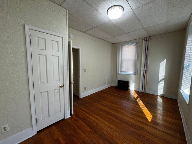 Building Photo - 10th St N 041