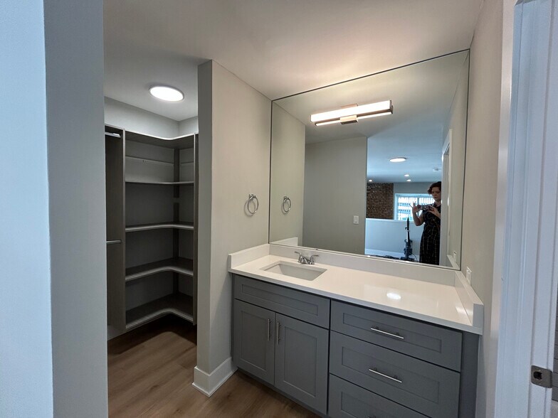Building Photo - 1214 N La Salle Dr