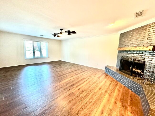 Building Photo - 9306 Utica Dr