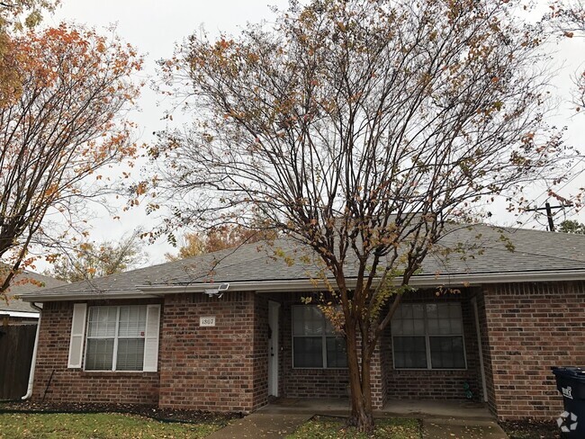 Building Photo - 1807 Sara Dr