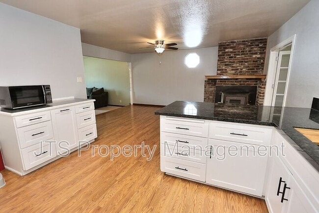 Building Photo - 2128 W La Loma Dr