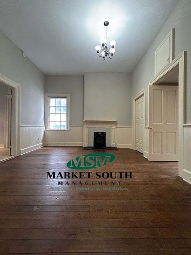 Building Photo - HISTORIC DOWNTOWN ONE BEDROOM!