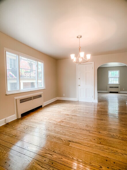 Dining Room #7 - 6260 Rogers Park Plz