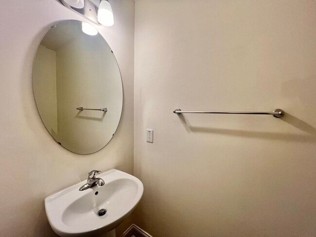 Building Photo - Stunning 3BD, 3BA Raleigh Townhome in an H...
