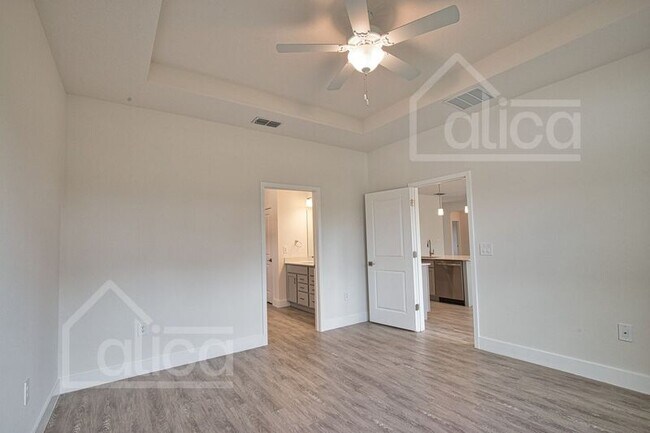 Building Photo - 3539 Donahue Ave