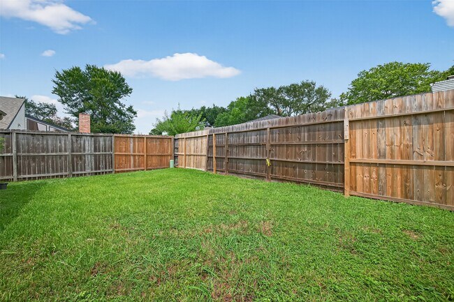 Building Photo - 10815 Shawnbrook Dr