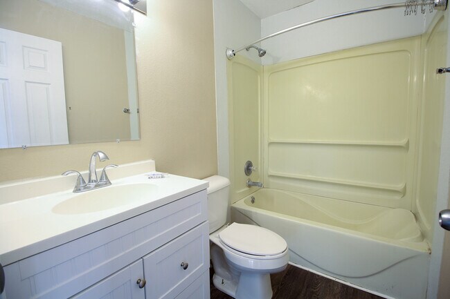 Building Photo - 2006 10th St