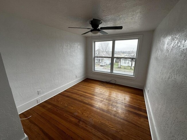 Building Photo - 304 N Roney St