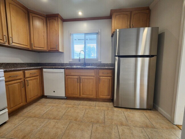 Building Photo - Check out this cozy 2-bedroom, 1-bathroom apartment located in the heart of Mountain View!