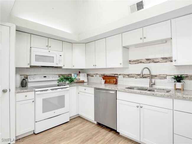 Building Photo - 1492 La Petite Ln