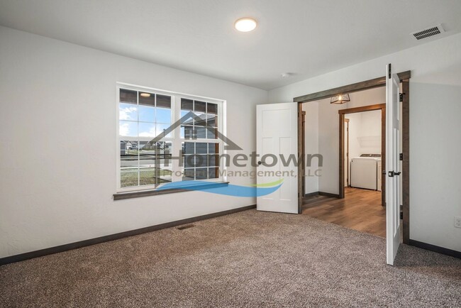 Building Photo - 3-Bedroom, 2-Bathroom Home with 3-Car Gara...