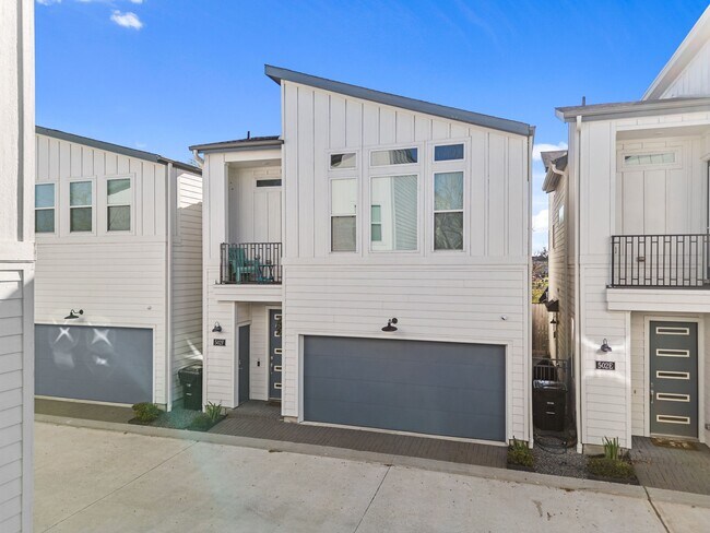 Building Photo - 502 W Donovan St