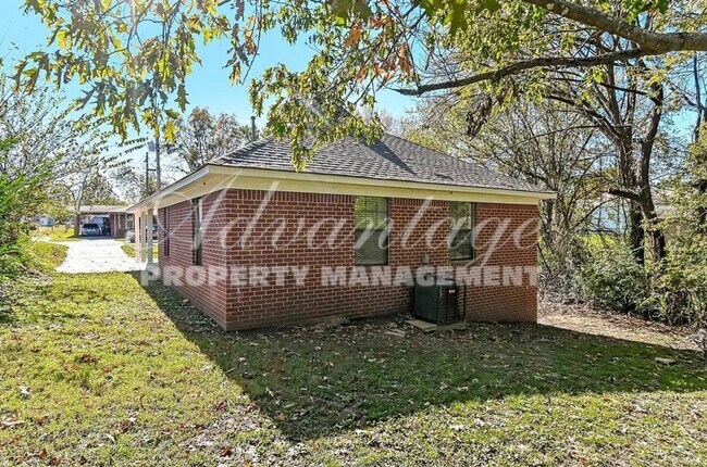 Building Photo - Gorgeous 3 bedroom 2 bathroom home in West...
