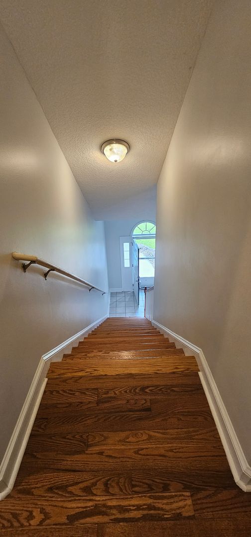 Building Photo - Rental in Desireable Hunters Ridge