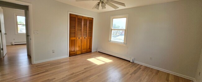 Building Photo - 54 Hallock St