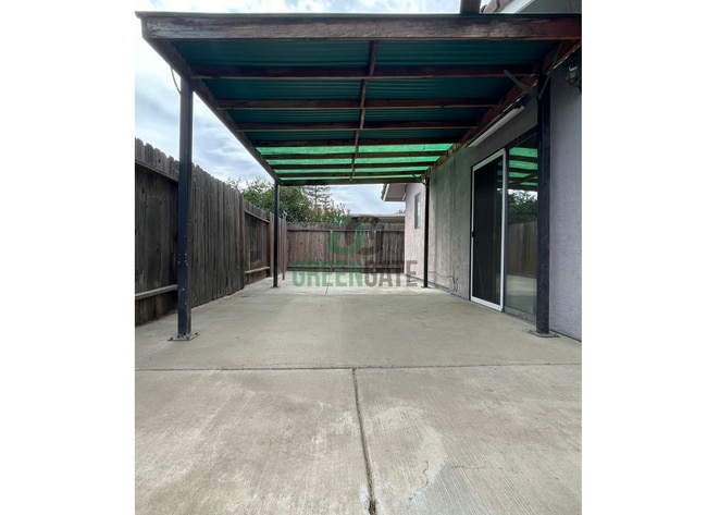 Building Photo - NOW AVAILABLE! Make this spacious 4 bedroo...