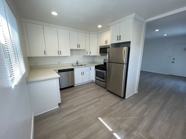 Building Photo - 3633 Kelton Ave