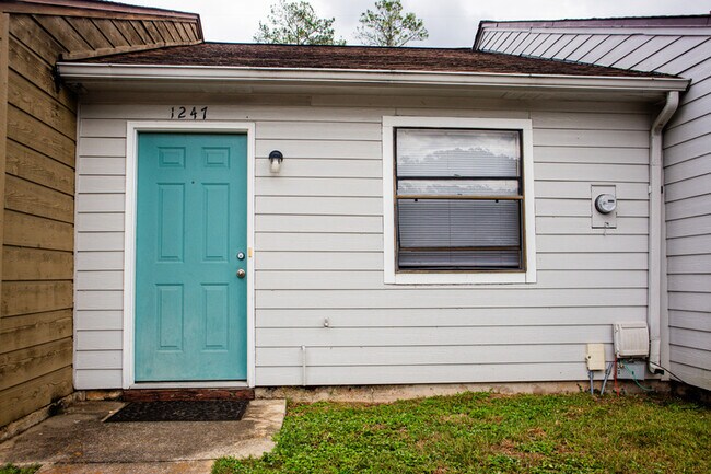 Building Photo - 1247 Continental Ct