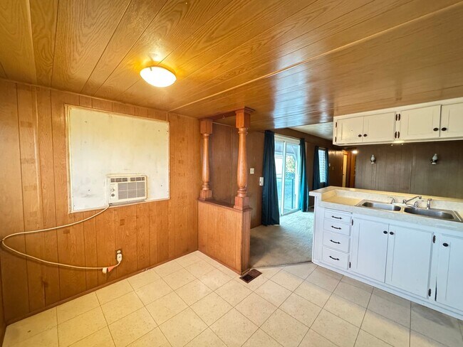 Building Photo - Home by Rotary Park!