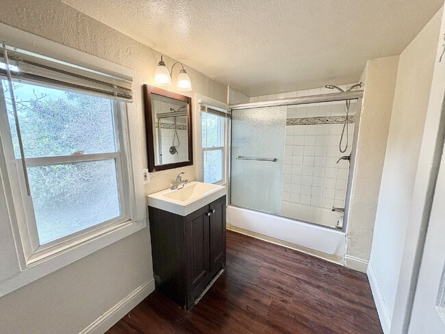 Building Photo - Quick Move-in= 1st Month 50% off rent!  Bright & Centrally Located 1-Bedroom Apartment Near Downt...