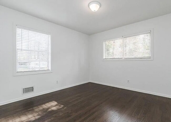 Building Photo - 5090 Heather Rd SE