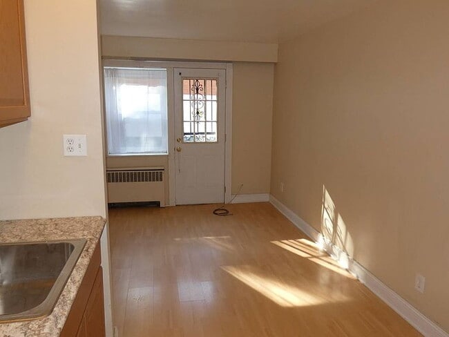 Building Photo - "Spacious 3-Bedroom Gem with Granite Accen...