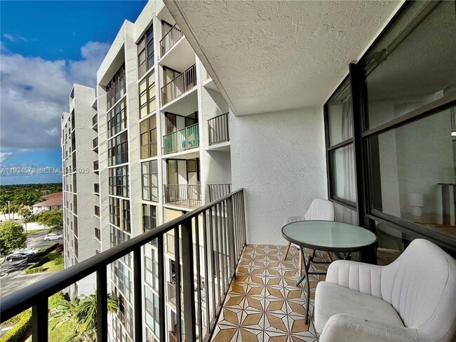 Building Photo - 1000 Parkview Dr