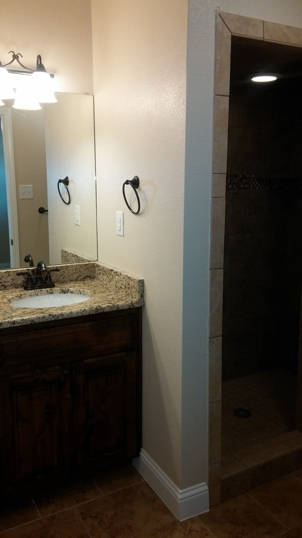 Building Photo - COMPLETELY UPDATED HOME MOVE IN READY