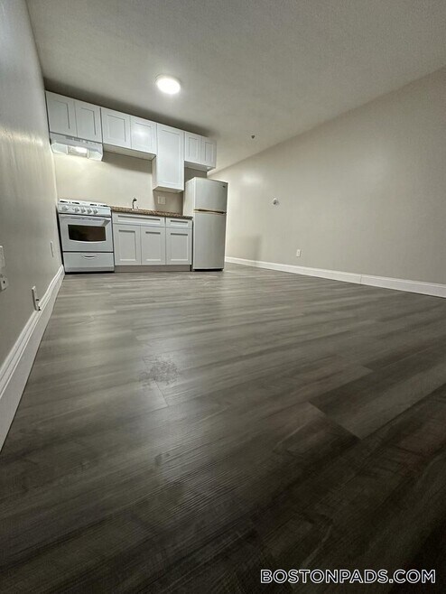 Building Photo - 887 Varnum Ave