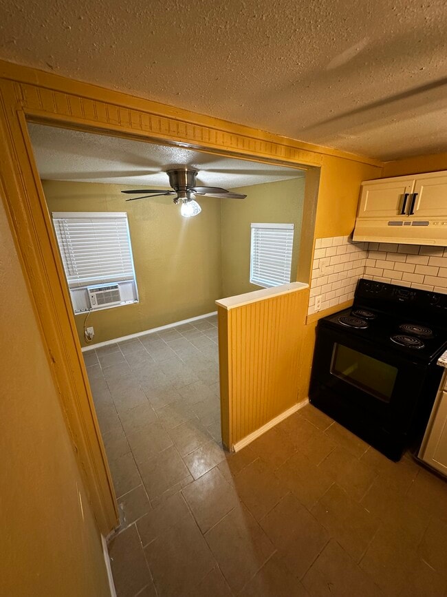 Building Photo - 1325 Hidalgo St