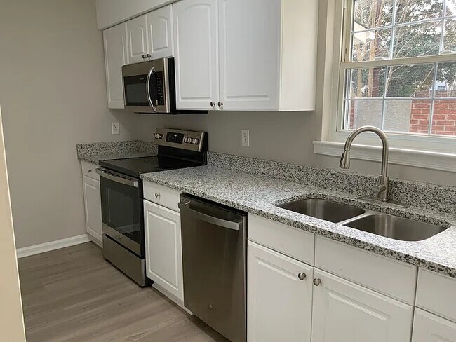 Building Photo - 11045 Hunter Trail Ln