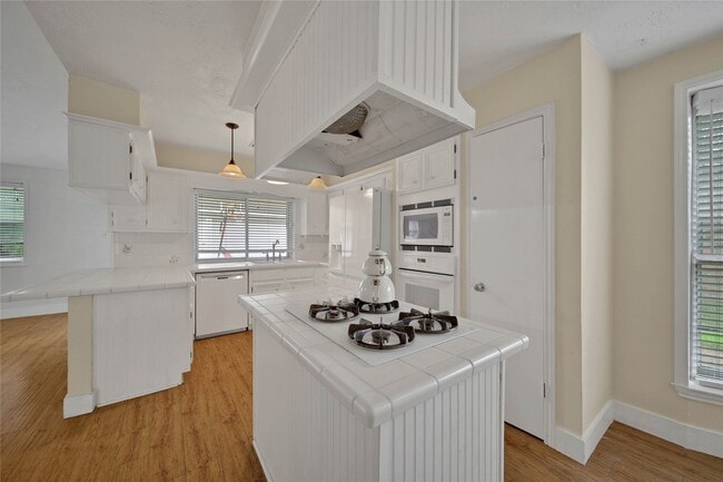 Building Photo - 626 Park Knoll Ln