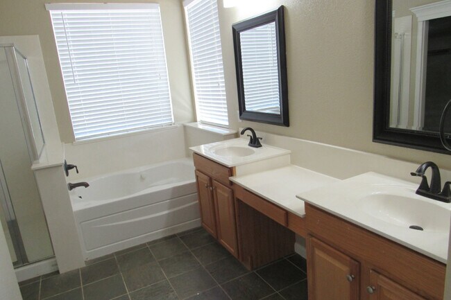 Building Photo - Beautiful Deer Ridge 4 Bed, 3 Bath Brentwood Home