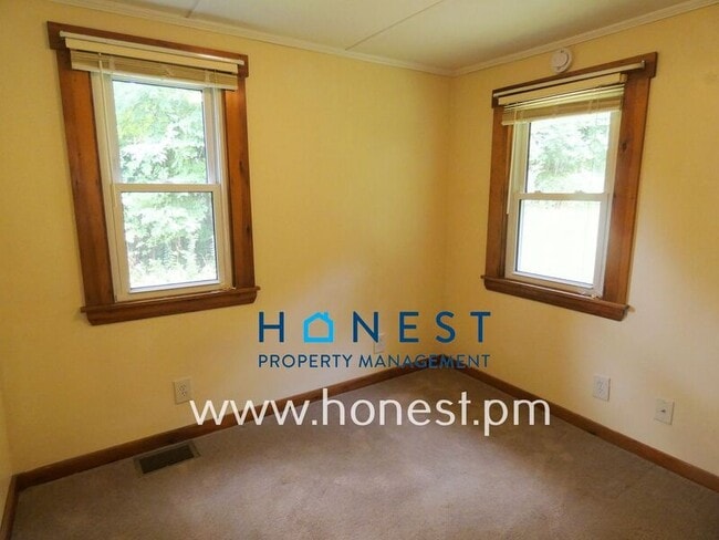 Building Photo - 523 Memorial Dr