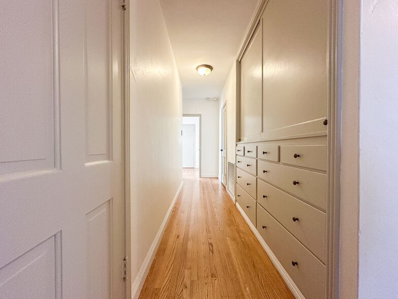 Building Photo - 2315 N Flower St