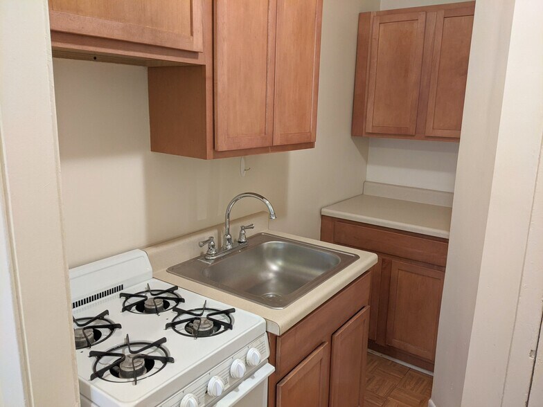 Building Photo - 517 W Brompton Ave