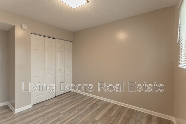 Building Photo - 4709 Gladstone St