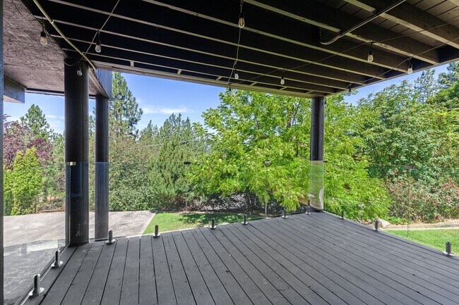Building Photo - Beautifully Remodeled Execute Home - Parti...