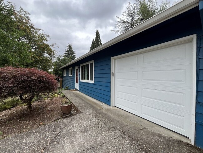 Building Photo - Beautiful 3-Bedroom West Linn Home with Bonus Room, Updated Kitchen and Large Fenced Yard