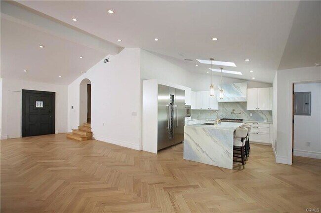 Building Photo - 452 Woodbury Rd