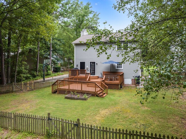 Building Photo - Gorgeous 3 Bedroom Traditional Home Locate...