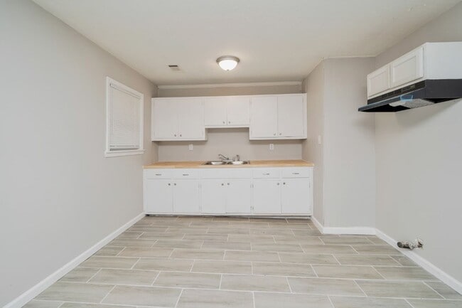 Building Photo - 114 Crenshaw Dr