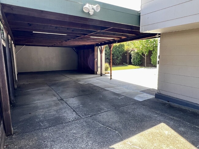 Building Photo - Bright and Spacious 5 Bedroom Home in San Anselmo