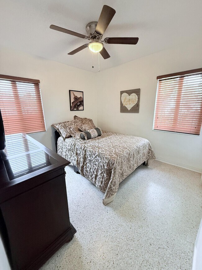 Building Photo - 957 W 67th St