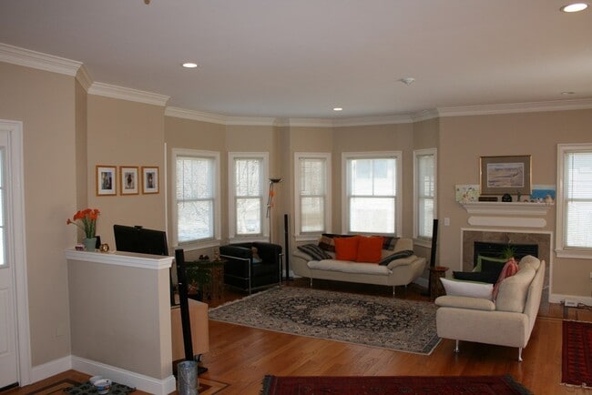 Building Photo - 18 5th Ave